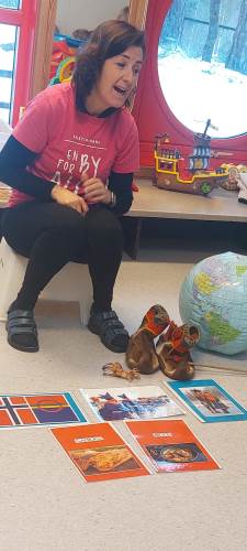 Hilde har forteller om samefolket for småbarnsavdelingen Rompetroll. 